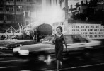 A Shanghai gesture A Shanghai gesture, chantier de nuit femme au portable, 2002 © Klara Beck