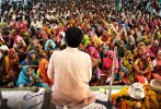 Ekta Parishad PV Rajagopal speaking to village women, village men and farmers in Rajgarh, Madhya Pradesh © Ekta Parishad