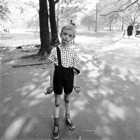 child_with_a_toy_handgranade_in_central_park_n_y_c_gesamtansicht_arbus_63ab40e7