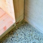 Économique, écologique et esthétique : la dalle en béton a été simplement polie, laissant apparaître de petites pierres pas vraiment précieuses du Rhin donnant, cependant, un effet “marbré” au sol.