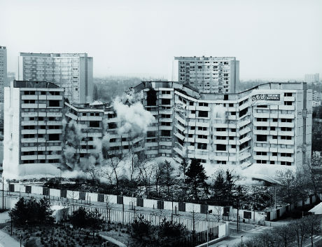 © Mathieu Pernot, Les Implosions, Meaux, 17 avril 2005 - Photographie noir et blanc, 100 x 130 cm - Collection Frac Alsace