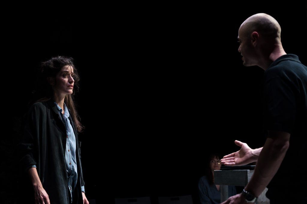 TOGETHER le 22 juin 2022 au Gymnase CDCN à Roubaix.  Mise en scène : Arnaud Anckaert / Théâtre du Prisme. Avec Noémie Gantier et Maxime Guyon.  Photographie : FREDERIC IOVINO