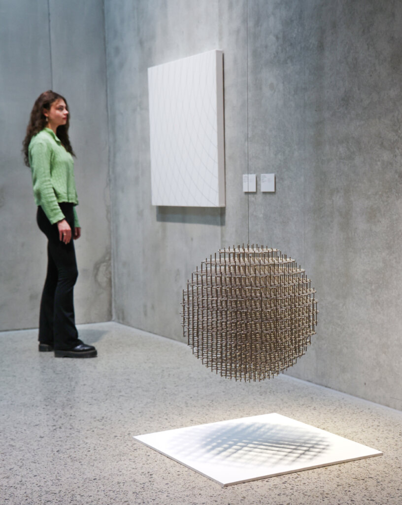 ue de l’exposition Ausstellungsansicht avec mit Sphère-trames (1962)