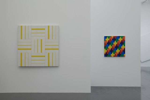 François Morellet,
*3 × 3*, 1954, huile sur bois, 134,3 × 134 cm. Paris, Centre Pompidou, Musée national d’art moderne, AM 1985-496. Achat, 1985
*Violet-bleu-vert-jaune-orange-rouge*, 1953, huile sur bois, 80× 80 cm. Paris, Centre Pompidou, Musée national d’art moderne, AM 1985-494. Achat, 1985
Copyright : © Adagp, Paris, 2026 / Photo : © Centre Pompidou Metz / Marc Domage / 2026 / Exposition François Morellet. 100 pour cent