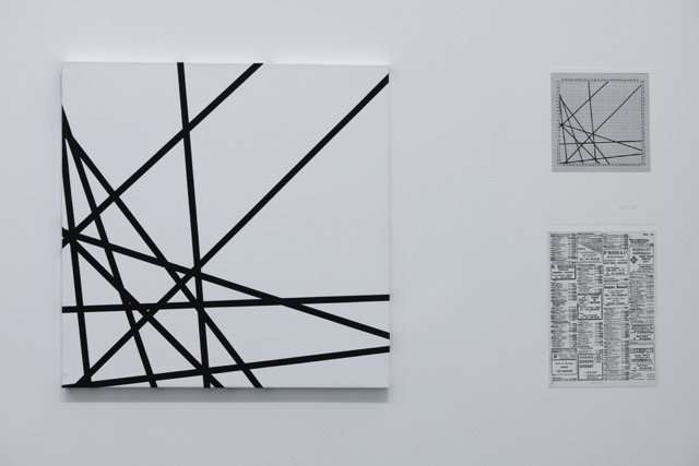 François Morellet, *10 lignes au hasard*, 1975, acrylique sur toile, 60 × 60 cm. Exemplaire 5/10. Cholet, Estate François Morellet, 75085
Copyright : © Adagp, Paris, 2026 / Photo : © Centre Pompidou Metz / Marc Domage / 2026 / Exposition François Morellet. 100 pour cent