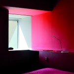 Une chambre à coucher rouge : une hérésie ? Non, « une appréhension de l’espace très Feng Shui » s’amuse Dominique Coulon qui a opté pour une couleur stimulante et “théâtrale” « qui a la faculté d’absorber la lumière ». Inutile de mettre des rideaux, donc, dans cette pièce écarlate en laquelle l’architecte ne se « réveille pas, la nuit, en hurlant », nous rassure-t-il.
