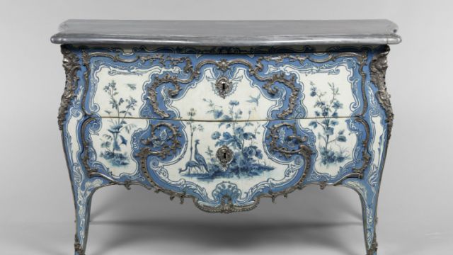 CRIAERD, Commode de la Comtesse de Mailly à Choisy, bâti de chêne, placage de bois fruitier, laque occidentale dite « vernis Martin », bronze argenté, marbre bleu turquin, 1742 © Musée du Louvre, RMN-Grand Palais, photographie Thierry Ollivier
