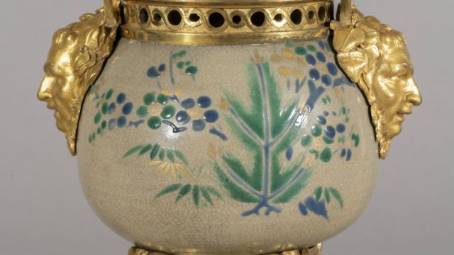 Pot-pourri en « porcelaine truitée » et monture en bronze doré à têtes de satyre, Japon, Kyoto, XVIIIe siècle (céramique) ; Paris, vers 1765-1770 (bronze doré)© Christophe Fouin