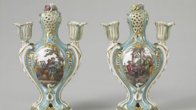Manufacture royale de porcelaine de Sèvres, Charles Nicolas DODIN, Paire de pots-pourris à bobèches à décor d’après Boucher (Homme et femme lisant, Le Thé), porcelaine tendre, 1761 © Musée du Louvre, RMN-Grand Palais, photographie Martine Beck-Coppola