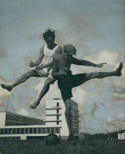 Theodore Lux Feininger, Xanti Schawinsky, Sans titre, vers 1927 Photographie n/b peinte, 23,2 x 17,9 cm Collection particulière
© Succession Theodore Lux
Feininger, The Xanti Schawinsky Estate