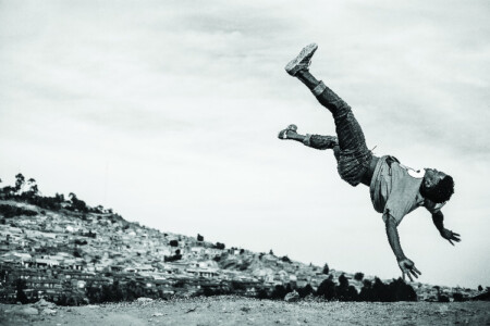 Kibuuka Mukisa Oscar: Bboy Denis practicing his air flares on the
streets of Mbuya, Kampala, 2015. Aus der Serie "Breaking Uganda"
Copyright Foto: Kibuuka Mukisa Oscar