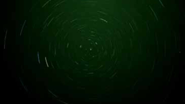 Il n'y a pas de planète B, Alpha Ursae Minoris, 2020, photographie argentique circumpolaire couleur, 120 x 120 cm, © Guillaume Barth