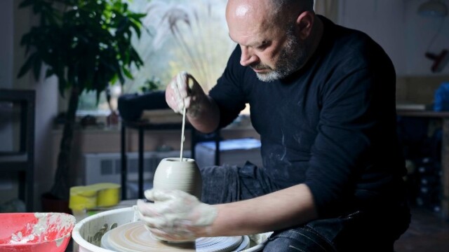 Paddy Hartley at work © Basile Bornand Musée Tinguely Paddy Hartley