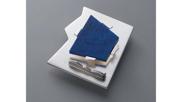 »Happy Island 01«, Anhänger
Silber, Lapislazuli, Ruan Weng Mong
2020