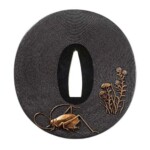 Tsuba marugata, Fin Edo.
Tsuba décoré au recto d’une guêpe, d’une mante religieuse, d’un scarabée et d’un massif de fleurs ; au verso, d’un scarabée et d’un massif de fleurs.
Coll. part.