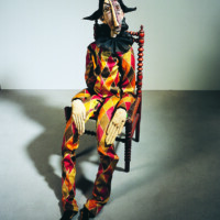 Eva AEPPLI, Figure textile (Arlequin), vers 1953
Laine, feutrine, satin et coton, 127 x 28 x 15 cm
Bâle, Musée Tinguely, 011551
Un engagement culturel de Roche
Donation Beatrice Mohler-Oesch
© Susanne Gyger, Lucerne / musée Tinguely, Bâle / Photographie : Christian Baur