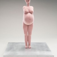 Louise BOURGEOIS, Pregnant Woman, 2003
Tissu et acier inoxydable, 39,4 x 30,5 x 30,5 cm
Vitrine en acier, verre et bois : 177,8 x 61 x 61 cm
Courtesy Xavier Hufkens, Bruxelles
© The Easton Foundation / Adagp, Paris 2022