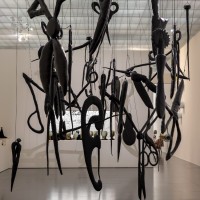 Annette MESSAGER, Les Spectres des couturières, 2015
© Adagp, Paris, 2022 / Photo : Centre Pompidou-Metz / Marc Domage / 2022 / Exposition Le Musée sentimental d’Eva Aeppli