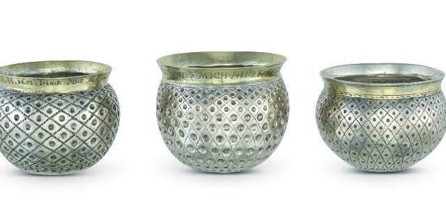 Trois gobelets bombés réalisés par,
de gauche à droite;  la veuve
de Arnold Klein  (Thoune, 1592-1595), Herman
Hartleiff (Coesfeld, vers 1600) &
Maître à la roue de moulin,  (Nuremberg, 1651), collection privée, Bâle