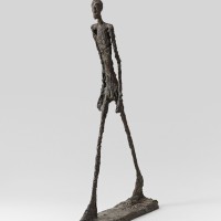 Alberto Giacometti, L’homme qui marche II, 1960. Fondation Beyeler, Riehen/Bâle, Collection Beyeler © Succession Alberto Giacometti / 2022, ProLitteris, Zurich Photo : Robert Bayer, Bâle