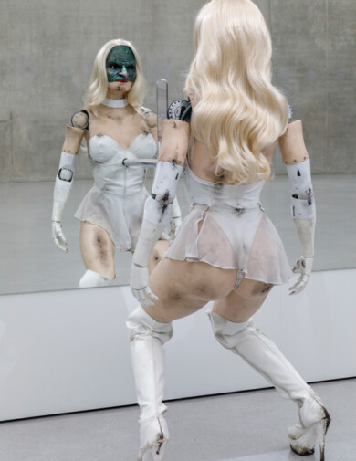 1. Jordan Wolfson, Female Figure, 2014, Studio Jordan Wolfson © Courtesy the artist, David
Zwirner, New York, Sadie Coles HQ, London; Foto: Markus Tretter, Kunsthaus Bregenz