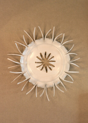 Broche en pot de yaourth Brosche aus Joghurtbechern, Photo : Regine Landauer