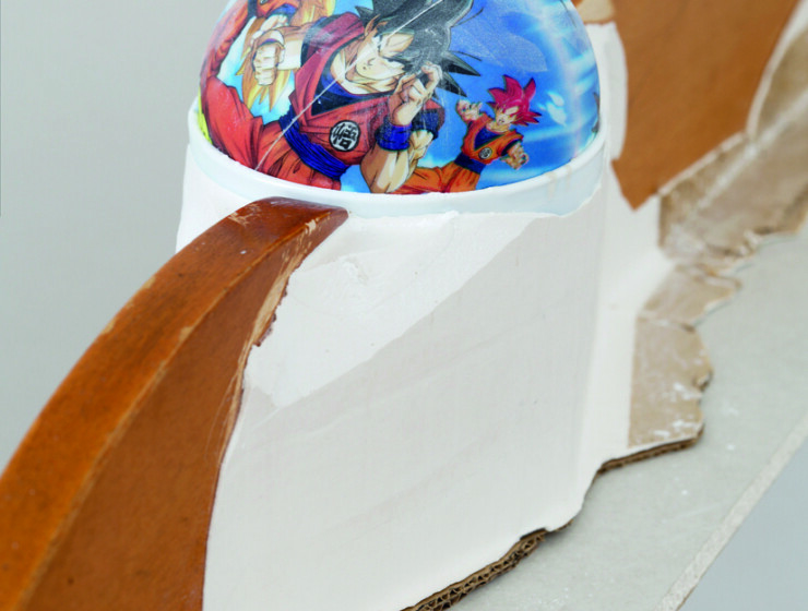 Julia Spínola, M.m, 2024. Bois, balle, bol, résine acrylique, papier journal, peinture, ruban adhésif. 107 x 21 x 14 cm. Courtesy de l'artiste et de la galerie Ehrhardt Flórez. Production CRAC Alsace. Image : Aurélien Mole.