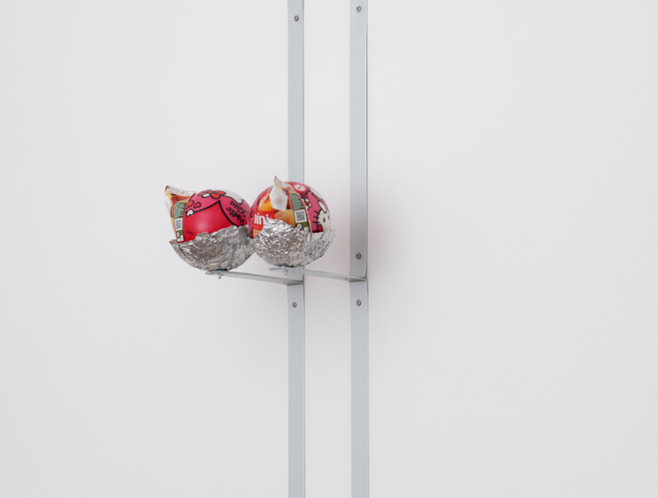 Julia Spínola, Totonaca, 2023. Boules, Tetra Brik, aluminium. 90 x 30 x 22 cm. Courtesy de l'artiste et de la galerie Ehrhardt Flórez. Image : Aurélien Mole.