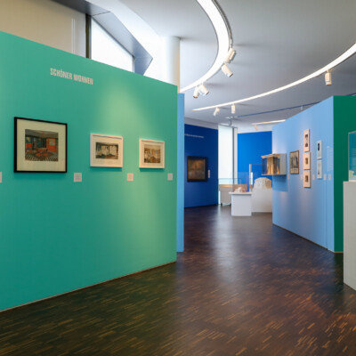 Ausstellungsansicht „Heilende Kunst. Wege zu einem besseren Leben“ © E. Mahfoudhi