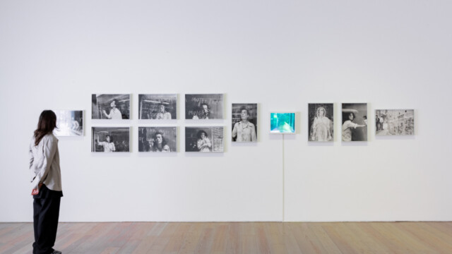 Vitrina (1989) © 1 Mira Madrid and Casas Riegner, Courtesy of 1 Mira Madrid and Casas Riegner, 2024 Museum Tinguely, Basel; Pati Grabowicz