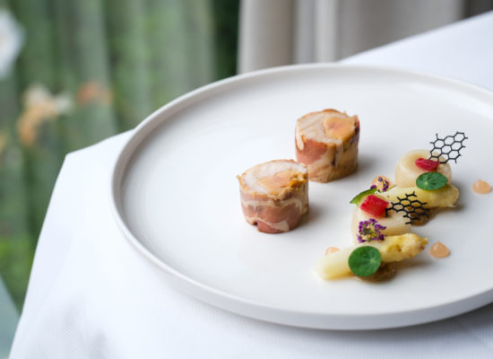 Ballotine de coquelet de la maison Rhin farcie au foie gras et lard paysan fumé, duo insolite d'asperges blanches et rhubarbe du Val de Moder