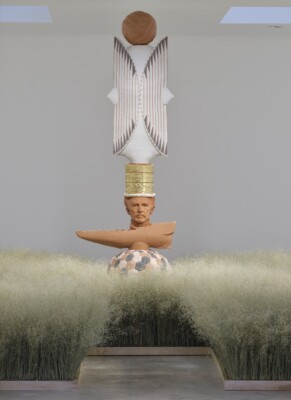 Tavares Strachan: There Is Light Somewhere. Jah Rastafari with Rice Field (Stacked with Pineapple, Shield and Football), 2023.
Foto: Marc Blower. Courtesy the artist and the Hayward Gallery