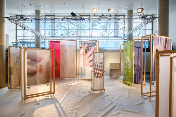 Ausstellungsansicht, Labyrinth der gestischen Tropen, Suzan Noesen, 2021, Centre des Arts Pluriels, Ettelbrück. Foto: Lynn Theisen