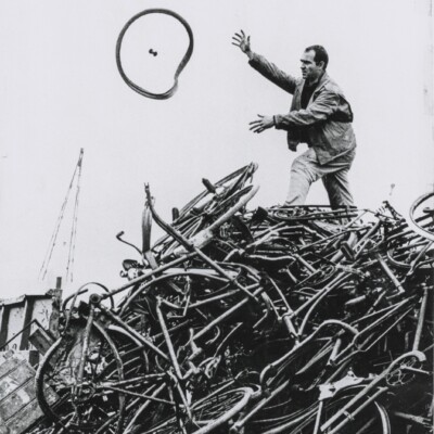 Jean Tinguely à la recherche de matériaux Jean Tinguely auf Materialsuche, Paris,1960,
Photographe inconnu Photograph unbekannt