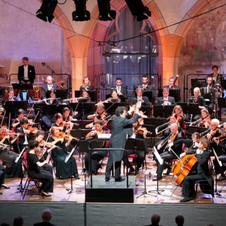 Alain Altinoglu dirigeant un orchestre © Bertrand Schmidt