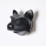 Brosche »Ed’s Friend | Raccoon«
Handgeschnitzter Hartschaum, Silber, Acrylglas, Lack Alexander Blank
2009
© VG Bild-Kunst, Bonn 2025 * Foto Mirei Takeuchi