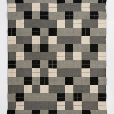 Anni Albers, Black-White-Grey (produit par l’atelier de hergestellt von der Werkstatt von Gunta Stölzl), 1927/1964, Photo : Franz Xaver Jaggy & Umberto Romito, Museum für Gestaltung Zürich, Kunstgewerbesammlung, ZHdK © 2025 The Josef and Anni Albers Foundation / ProLitteris, Zürich