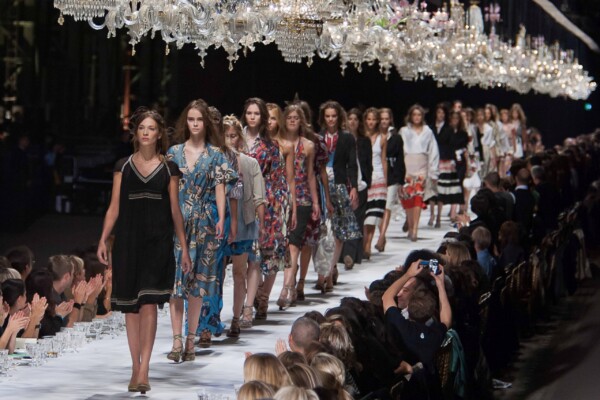 Dries van Noten, Prêt-à-porter, Frühjahr/Sommer 2005
© Helmut Fricke / VG Bild-Kunst Bonn, 2025