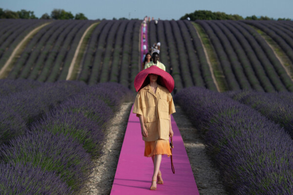 Jacquemus, Prêt-à-porter, Frühjahr/Sommer 2020, »Le Coup de Soleil«
© Alamy, Foto: Aurore Marechal
