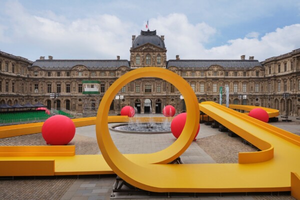 Louis Vuitton, Prêt-à-porter, Frühjahr/Sommer 2023 im Cour Carré du Louvre, Paris © Raimond Wouda