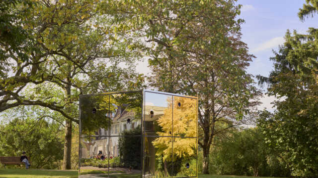 Yayoi Kusama, Vue d’installation devant la Installationsansicht vor der Fondation Beyeler Infinity Mirrored Room – Illusion Inside the Heart, 2025