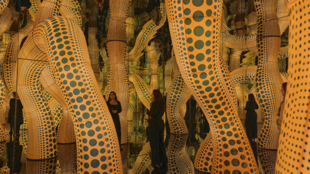 Yayoi Kusama, Vue d’installation à la Installationsansicht in der Fondation Beyeler Infinity Mirrored Room – The Hope of the Polka Dots Buried in
Infinity Will Eternally Cover the Universe, 2025 © Yayoi Kusama Photo : Mark Niederman