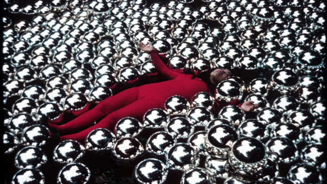 Yayoi Kusama avec son mit ihrer Installation Narcissus Garden à la 33e Biennale de Venise, an der 33. Biennale von Venedig, 1966 © Yayoi Kusama