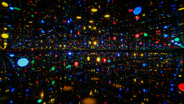 Yayoi Kusama, Infinity Mirrored Room – Illusion Inside The Heart, 2025, vue intérieure, Innenansicht, collection de l’artiste Sammlung der Künstlerin © Yayoi Kusama