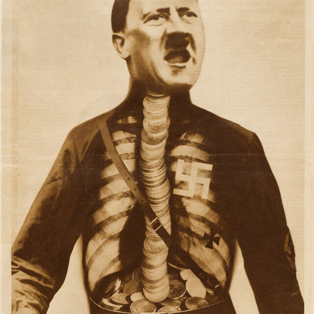 John Heartfield, Adolf, der Übermensch: Schluckt Gold und redet Blech, 1932 © The Heartfield Community of Heirs / VG Bild-Kunst, Bonn 2025