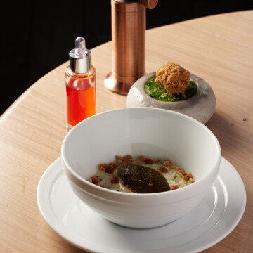 Homard bleu en quenelle - Plat du restaurant Le Feuillage © Lucas Muller