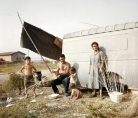 Agnès Varda - Famille de Gitans, Marseille, 1956 © Succession Agnès Varda