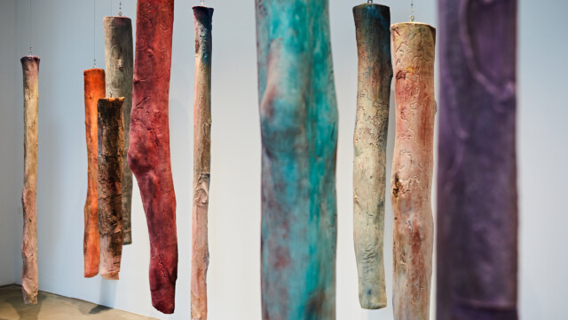 Installationsansicht: MUTTER!, Kaari Upson: Mother’s Legs, 2020, Kunsthalle Mannheim © Kunsthalle Mannheim; Foto: Elmar Witt