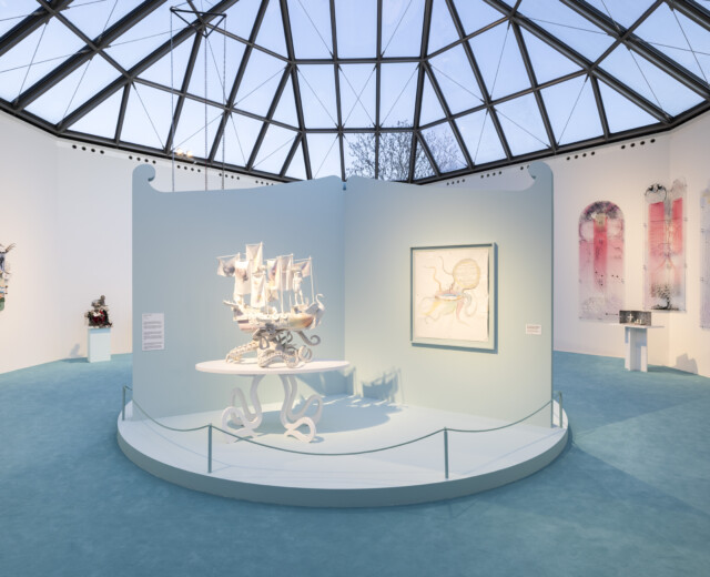 Vue d’exposition Installationsansich Simon Fujiwara: A Whole New World. Courtesy de l’artiste Courtesy des Künstlers. Photo : Andrea Rossetti © Mudam Luxembourg