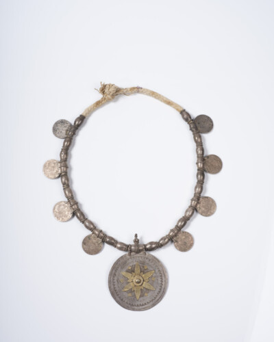 Halsschmuck »Sumt« mit Maria-Theresien-Talern Silber teilvergoldet, Textil
Oman, Wahiba Sands, Beduinen
20. Jh.
Schmuckmuseum Pforzheim, Sammlung Eva und Peter Herion Foto Petra Jaschke